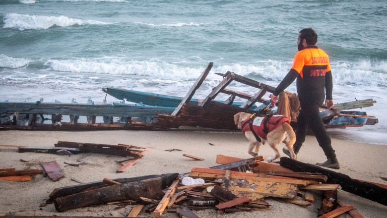 Un baiat de 12 ani si-a pierdut toata familia in tragedia din Mediterana. 100 de oameni ar fi murit dupa ce barca lor s-a rupt in doua Imagine