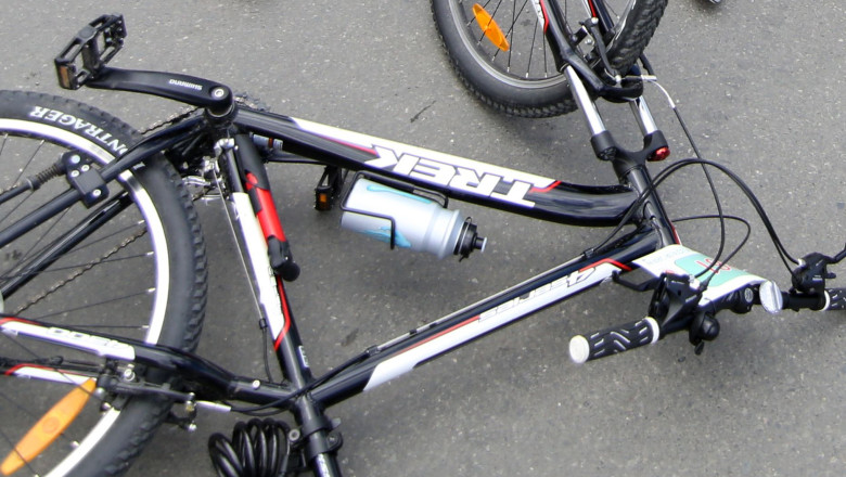 Un baiat de 14 ani, din Bucuresti, a murit dupa ce a cazut cu bicicleta Imagine