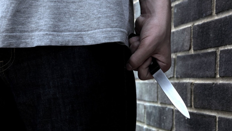 Un baiat de 16 ani din Braila a fost injunghiat de cinci ori. Politia a retinut un suspect Imagine