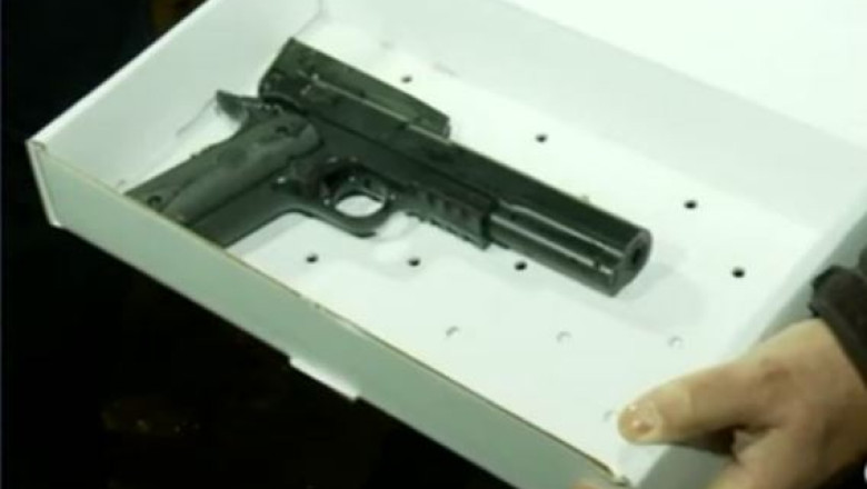 Un baiat de culoare in varsta de 12 ani, inarmat cu un pistol de jucarie, a fost ucis de politisti in Cleveland Imagine