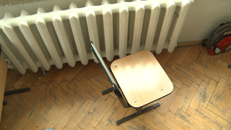 Un baiat si-a prins mana intr-un calorifer, la scoala. A fost nevoie de interventia pompierilor Imagine