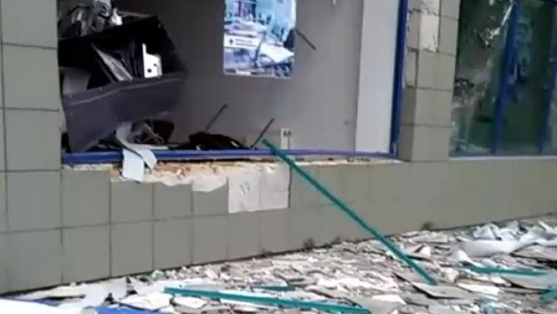 Un bancomat a fost aruncat in aer chiar langa o sectie de politie. Hotii au furat banii si au disparut Imagine