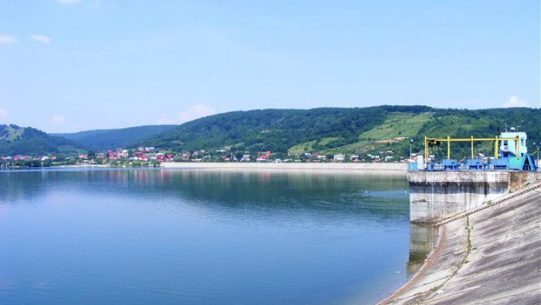 Un barbat a cazut cu parapanta in lacul de acumulare Budeasa Imagine