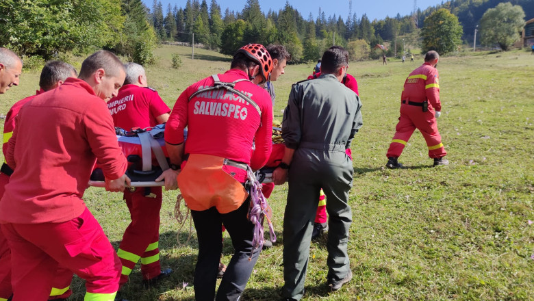 Un barbat a cazut peste 20 de metri intr-o prapastie, in judetul Hunedoara. Victima, transportata cu elicopterul la spital Imagine