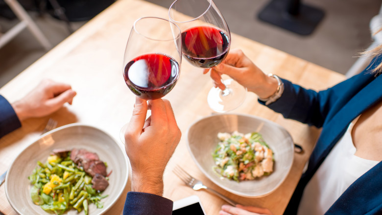 Un barbat a dat-o pe mana politiei pe femeia cu care a avut intalnire la restaurant pentru ca nu a platit jumatate din consumatie Imagine