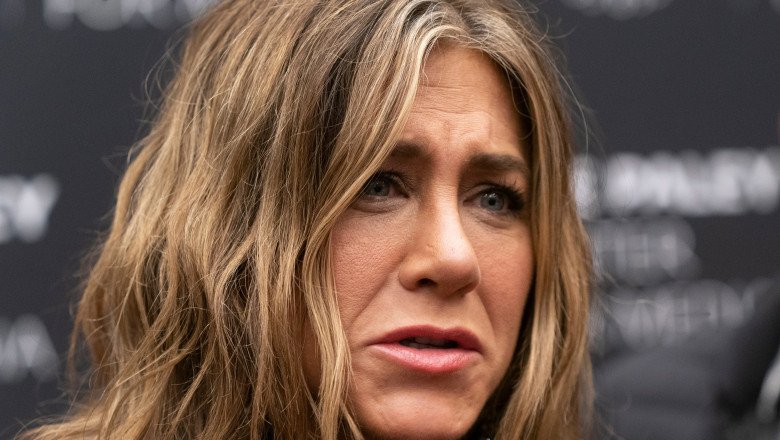 Un barbat a fost arestat dupa ce a intrat cu masina in poarta casei actritei Jennifer Aniston din Los Angeles Imagine