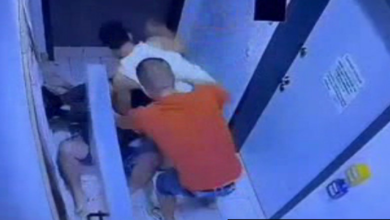 Un barbat a fost desfigurat in bataie intr-un supermarket din Roman. Agresorii au fost lasati in libertate Imagine