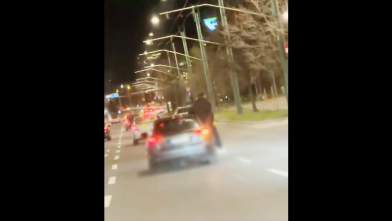 Un barbat a fost filmat agatat de portiera unei masini in mers. Politistii l-au gasit si l-au amendat Imagine