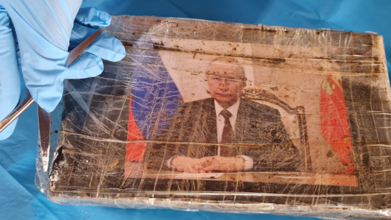 Un barbat a fost prins cu pachete cu droguri de 11 milioane de dolari, care aveau pe ele fotografia lui Vladimir Putin Imagine