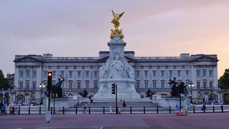 Un barbat a fost prins in timp ce incerca sa intre cu forta in grajdurile de la Palatul Buckingham Imagine