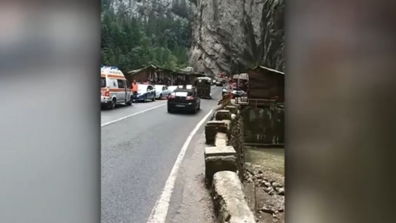 Un barbat a fost ranit grav dupa ce a fost lovit de o bucata de stanca desprinsa din versant, in Cheile Bicazului Imagine