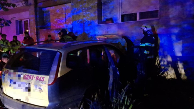 Un barbat a furat un taxi dupa o cearta pe banii de cursa. Dupa scurt timp, a lovit un bloc si a murit Imagine