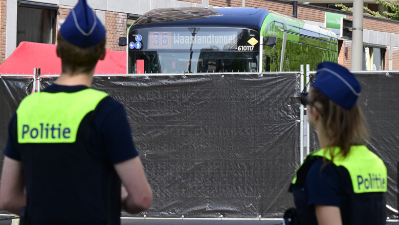Un barbat a inceput sa atace cu cutitul la intamplare pasagerii dintr-un autobuz in Belgia: Un mort si doi raniti Imagine