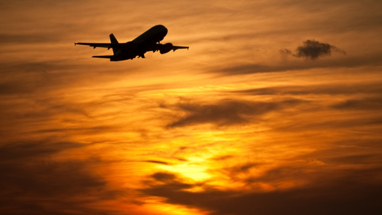 Un barbat a incercat sa deschida in zbor usa de urgenta a avionului pentru „a vedea daca functioneaza” Imagine