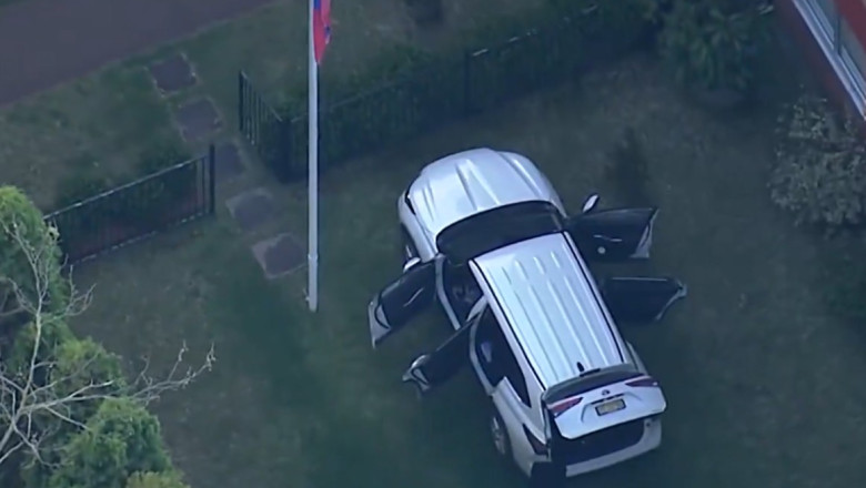 Un barbat a intrat cu masina in portile consulatului rus din Sydney: „Au scos armele de foc” Imagine