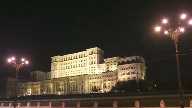 Un barbat a intrat cu masina in portile Palatului Parlamentului. Jandarmii au avut nevoie de ajutorul Politiei Imagine