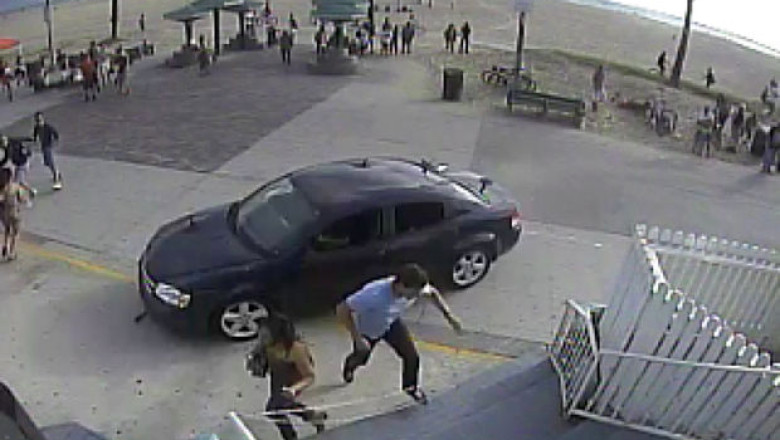 Un barbat a intrat cu masina pe o promenada pietonala din Los Angeles. Un om a murit si alti 11 au fost raniti Imagine