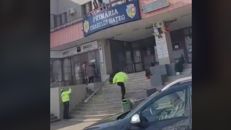 Un barbat a intrat cu un topor si a devastat sediul Primariei Hateg. Apoi a amenintat ca se arunca de pe acoperis Imagine