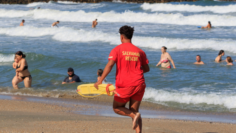 Un barbat a murit dupa ce a cazut in mare de pe placa de surfing, la 2 Mai Imagine