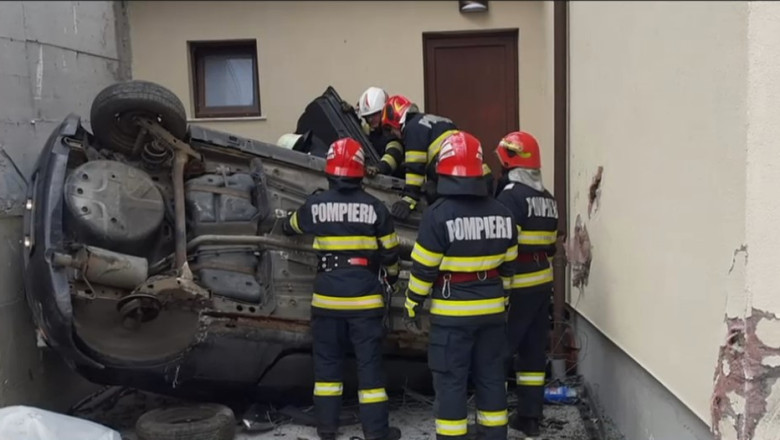 Un barbat a murit dupa ce s-a rasturnat cu masina in curtea unei case, in Valcea Imagine