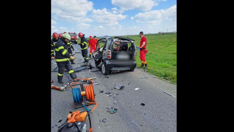 Un barbat a murit dupa o coliziune frontala dintre un Smart si un TIR Imagine