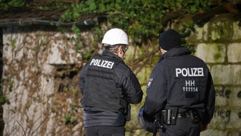 Un barbat a pescuit o punga cu ramasite umane in canalul Ernst-August din Hamburg Imagine