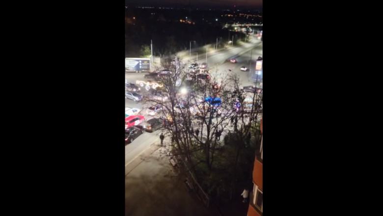 Un barbat a produs haos in traficul din Galati. A agresat o soferita, a alergat printr-o intersectie si a lovit cu pumnii o Ambulanta Imagine