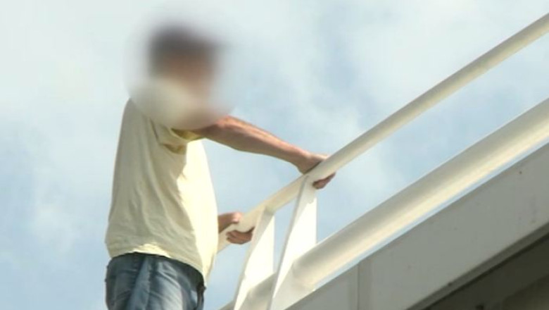 Un barbat a protestat zece ore pe podul Basarab ca sa tina un politist peste program Imagine