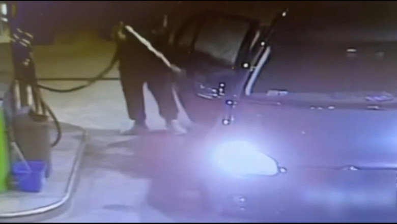 Un barbat a turnat benzina peste masina si a amenintat ca ii da foc. Incidentul a fost surprins intr-o benzinarie din Timisoara Imagine