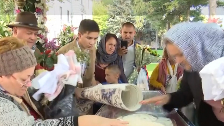 Un barbat a venit cu un covor la moastele Sfintei Parascheva: „L-a trimis fata mea” Imagine