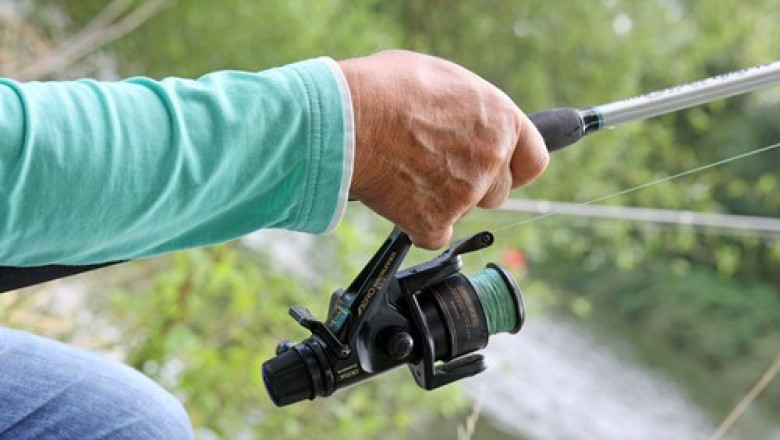 Un barbat, aflat la pescuit, s-a electrocutat dupa ce a atins un cablu de inalta tensiune cu unditele Imagine