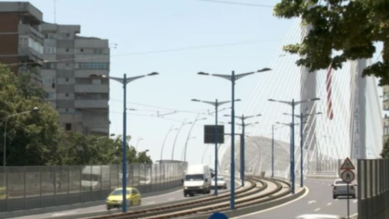 Un barbat ameninta ca se arunca de pe Podul Basarab Imagine