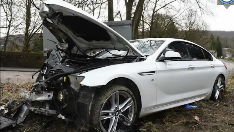 Un barbat beat a provocat un accident grav. Fuma si vorbea la telefon in timp ce pasagera lui murea in masina Imagine