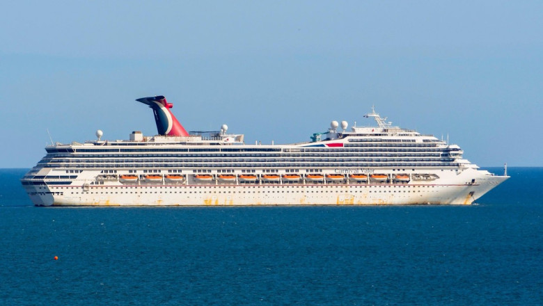 Un barbat care a cazut de pe un vas de croaziera a fost gasit si salvat dupa 30 de ore Imagine