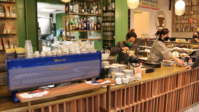 Un barbat care a intrat intr-o cafenea din Florenta a sunat la politie cand i s-au cerut banii pe un espresso Imagine