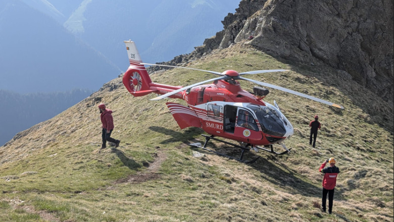 Un barbat care a scapat cu viata dupa ce a cazut 100 de metri intr-o prapastie in zona Varfului Moldoveanu, recuperat cu elicopterul Imagine