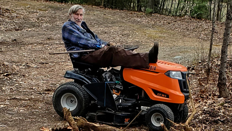 Un barbat care a trait toata viata in rulota si a condus o masina de tuns iarba era, de fapt, multimilionar Imagine