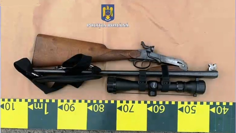 Un barbat care isi amenintase cu moartea familia, prins cu trei arme in masina Imagine