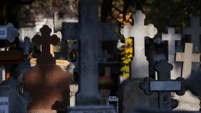 Un barbat care lucra la o cruce intr-un cimitir a murit dupa ce a cazut de pe scara Imagine