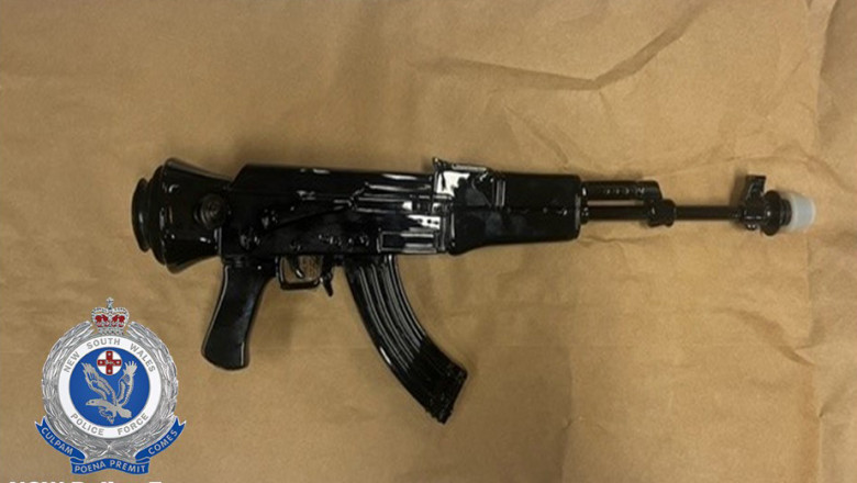 Un barbat care mergea pe strada cu un bong in forma de Kalasnikov a declansat o operatiune uriasa a politiei din Australia Imagine