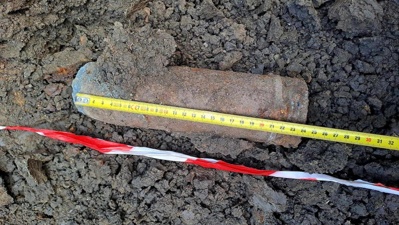 Un barbat care sapa un mormant a dat peste un proiectil neexplodat, ramas ingropat din Al Doilea Razboi Mondial Imagine