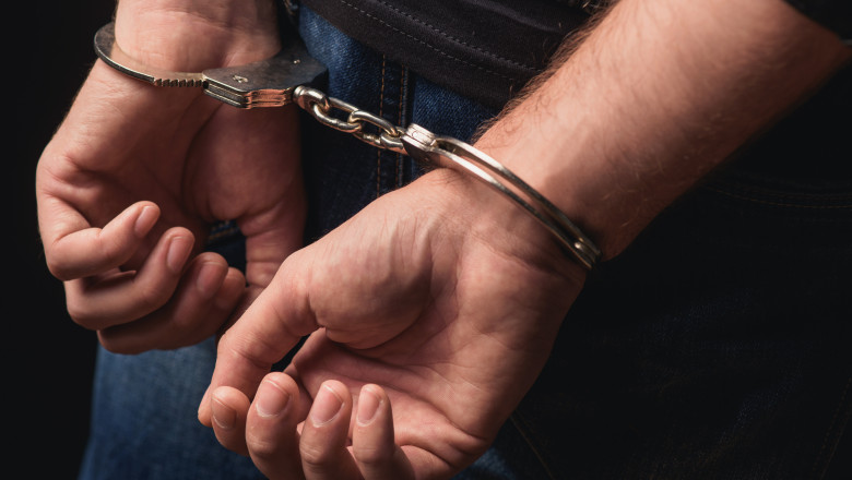 Un barbat care vindea arme letale confectionate artizanal, retinut de politisti Imagine
