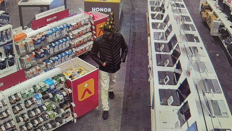 Un barbat, costumat in vrajitor, a spart un magazin din Timis. Trucul prin care a disparut cu un laptop de peste 10.000 de lei Imagine