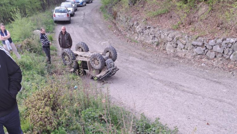 Un barbat de 33 de ani a murit dupa ce s-a rasturnat cu un ATV Imagine