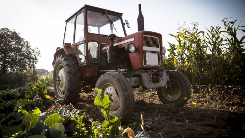 Un barbat din Arges a murit dupa ce a fost prins sub un tractor Imagine