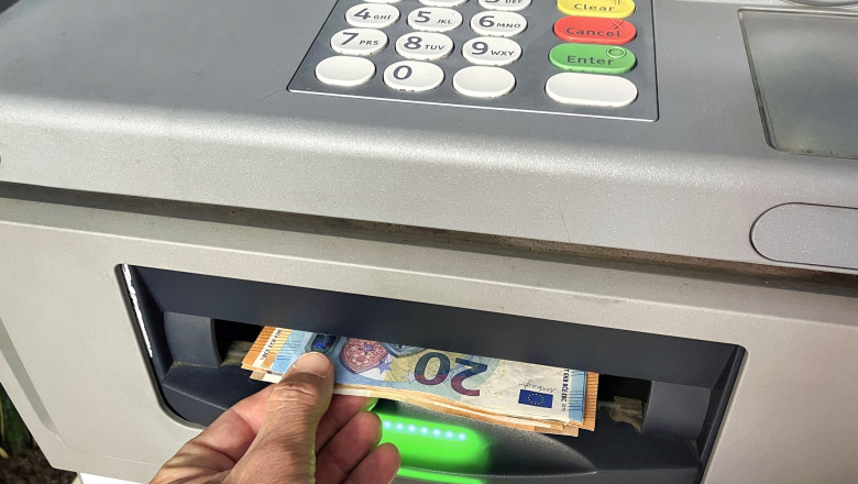 Un barbat din Bistrita-Nasaud este cercetat penal pentru ca a luat 4.600 de lei uitati de un alt client in bancomat Imagine