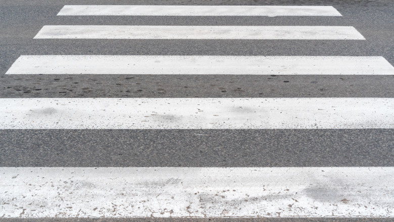 Un barbat din Bistrita si-a facut propria trecere de pietoni in fata casei. Ce a urmat Imagine