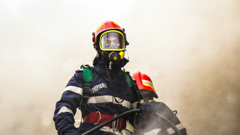 Un barbat din Botosani si-a dat foc la casa apoi a sunat la 112 si a cerut interventia pompierilor Imagine