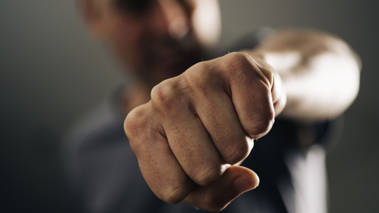 Un barbat din Cluj a fost amendat cu 8.000 de lei pentru ca si-a batut seful dupa o cearta prin e-mail Imagine