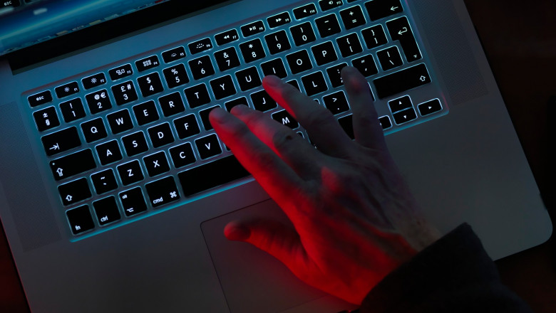 Un barbat din Cluj a fost prins cu peste un milion de materiale pornografice cu minori Imagine